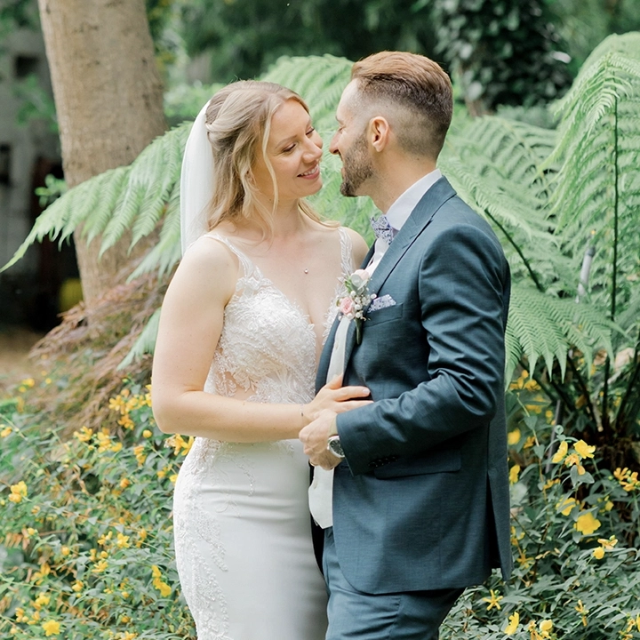 Photo de couple des mariés au restaurant Brut à Tournefeuille par Tiana Photographe Toulouse