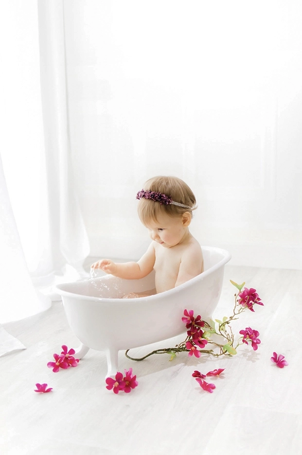 Bébé dans une baignoire durant la shooting 1er anniversaire avec Tiana Photographe Toulouse