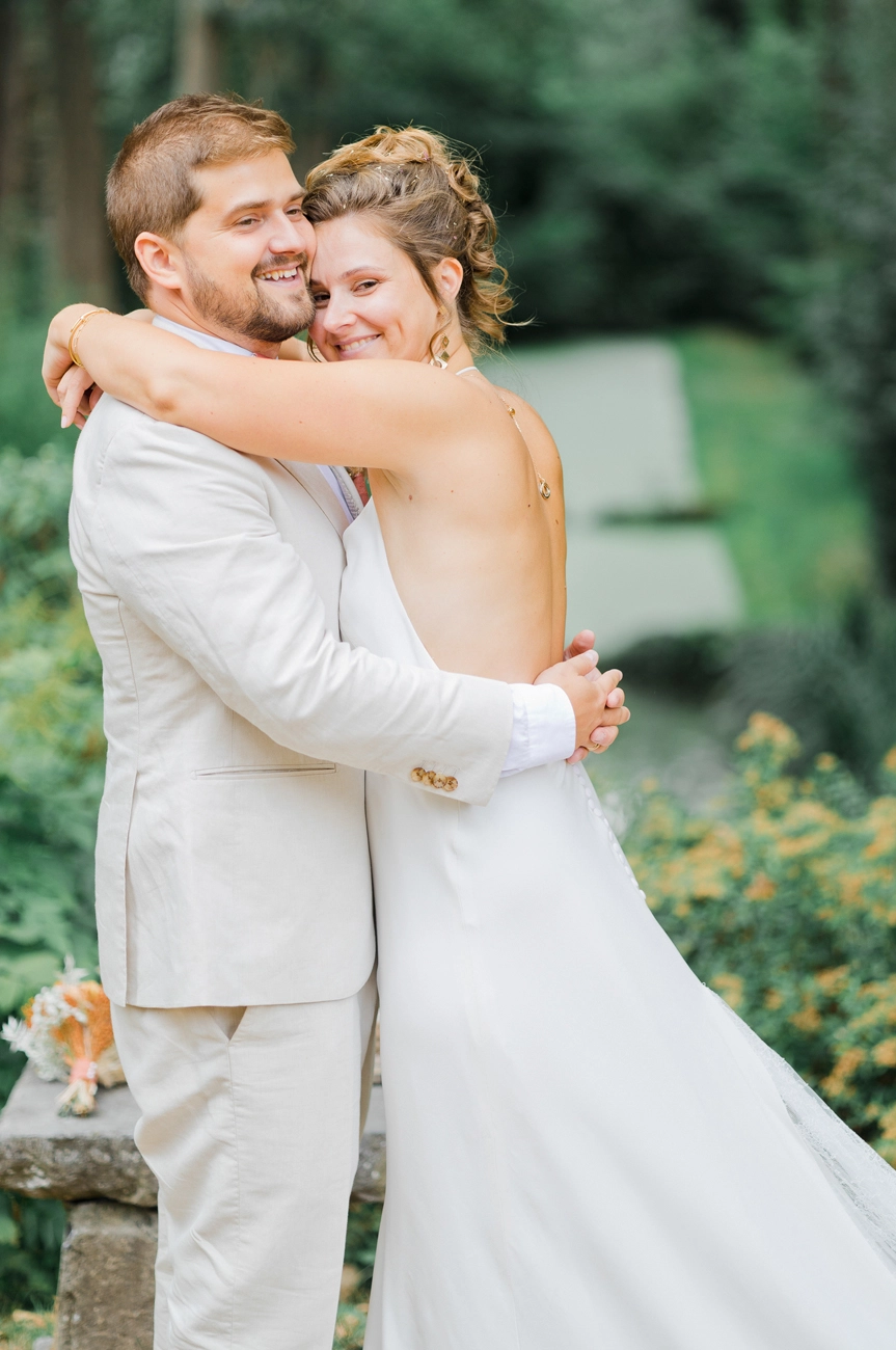 Photo de couple de mariés qui s'enlasse tendrement par Tiana Photographe Toulouse
