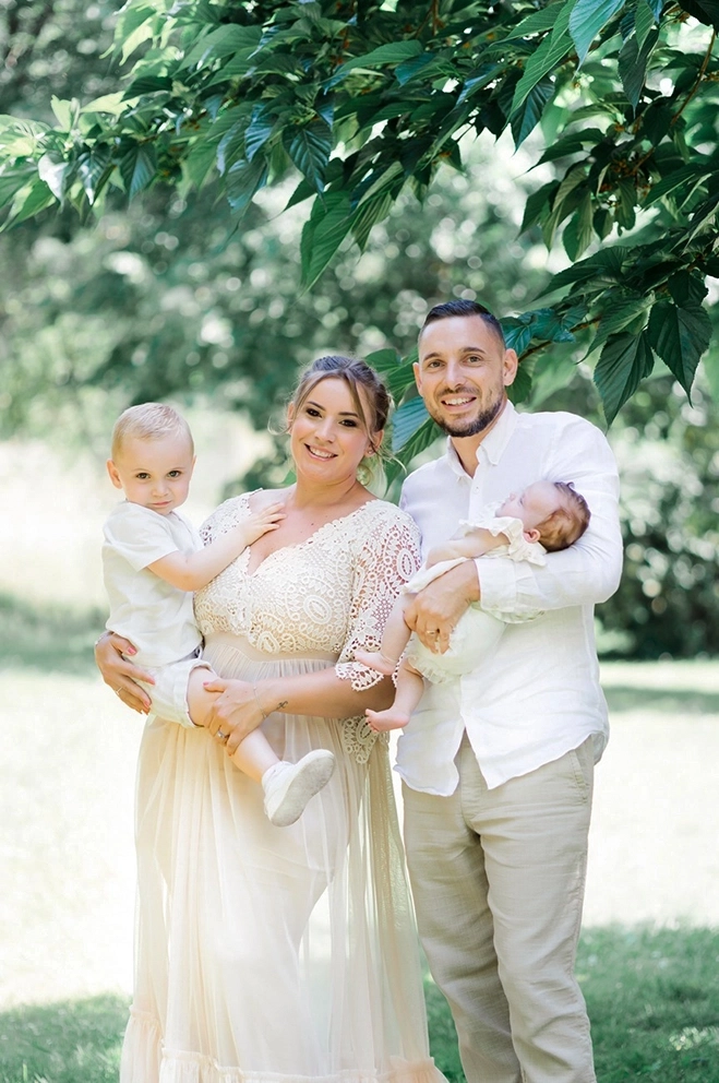 Photo de famille dans un parc lors d'une séance avec Tiana Photographe Toulouse