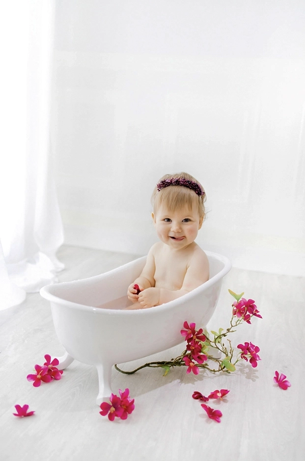 Bébé dans une baignoire durant la séance 1er anniversaire avec Tiana Photographe Toulouse