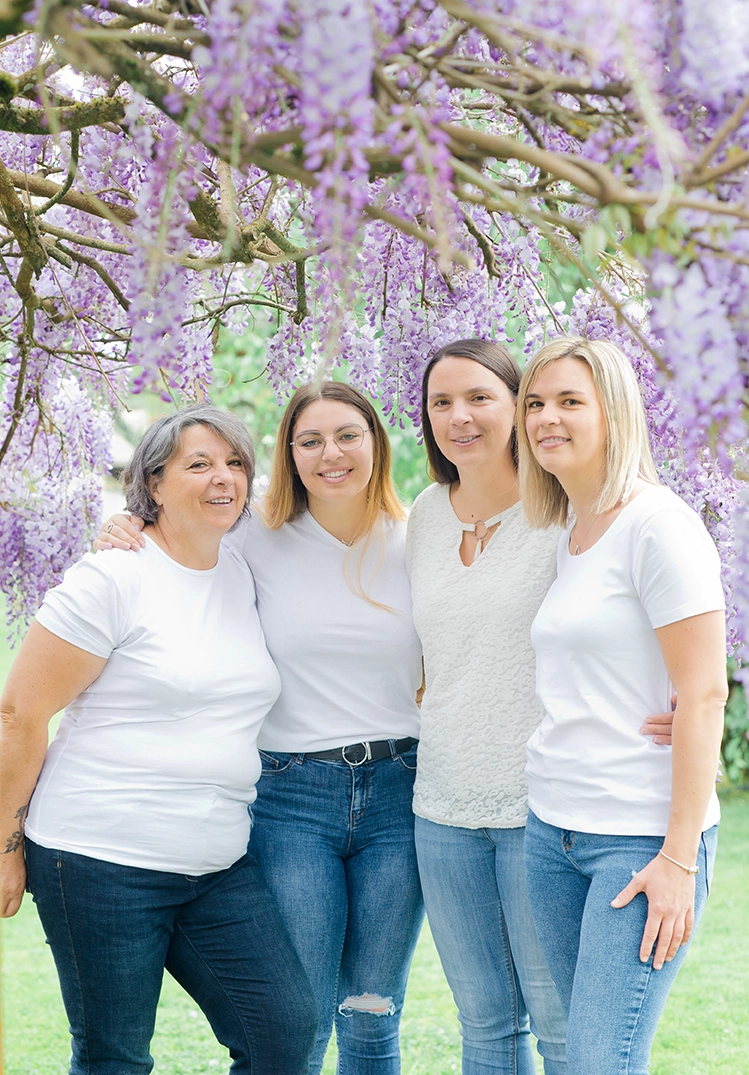 Séance famille dans le jardin familiale à Toulouse
