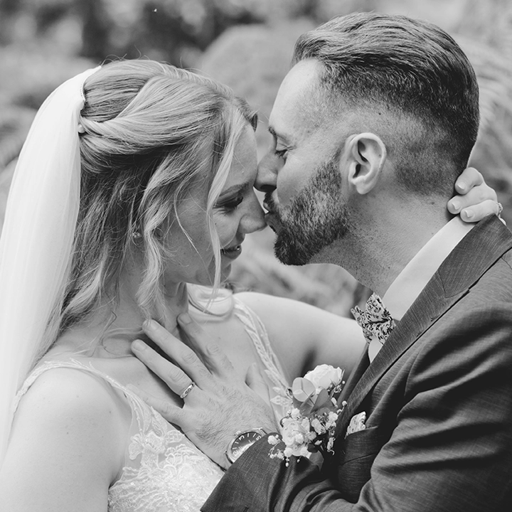Photo de couple qui s'embrasse à Toulouse
