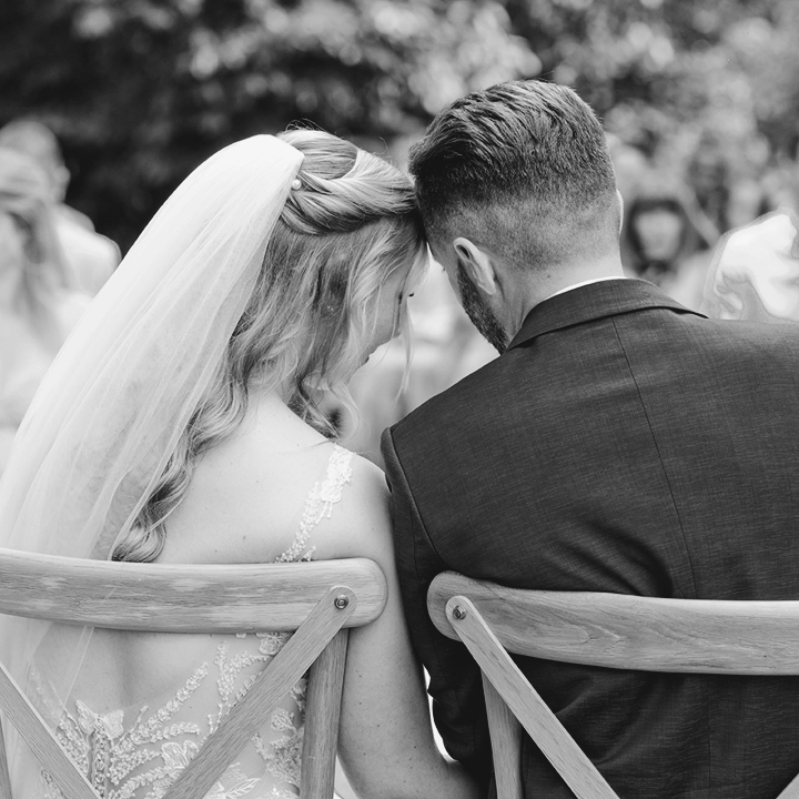 Photo de couple qui se colle front contre front lors de leur cérémonie de mariage à Toulouse